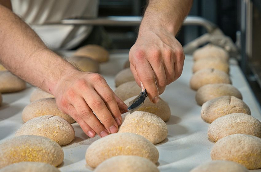 Kenapa Usaha Bakery dan Pabrik Makanan Butuh Mesin Horizontal Mixer?
