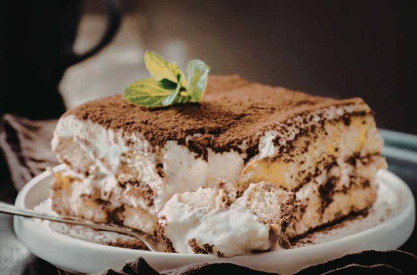 Inovasi Bakery Modern: Kreasi Dessert Unik dengan Mesin Soft Ice Cream ICR-BQ16