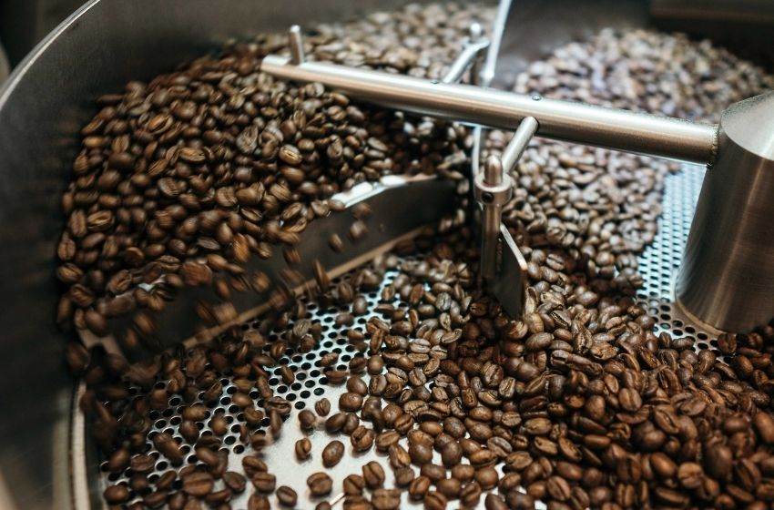 kopi sedang disangrai menggunakan mesin PNR-25 bertujuan untuk mengurangi kandungan air yang terdapat pada biji kopi