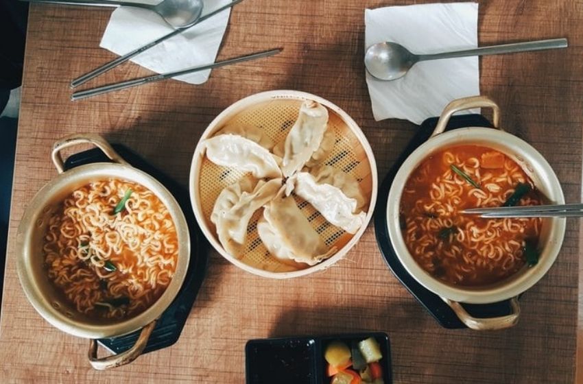 Ramyeon untuk dua orang dimakan dengan jiaozi