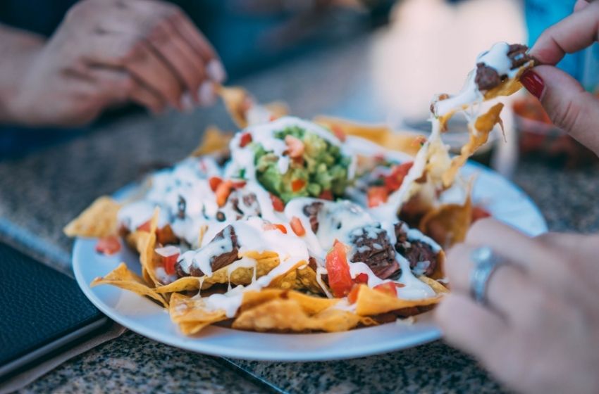 Nachos dimakan bersama keluarga