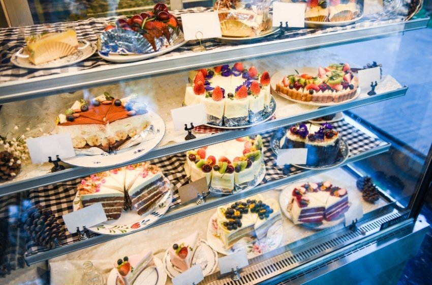 Display Cake Lebih Menjual: Peran Showcase Dingin dalam Bisnis Bakery