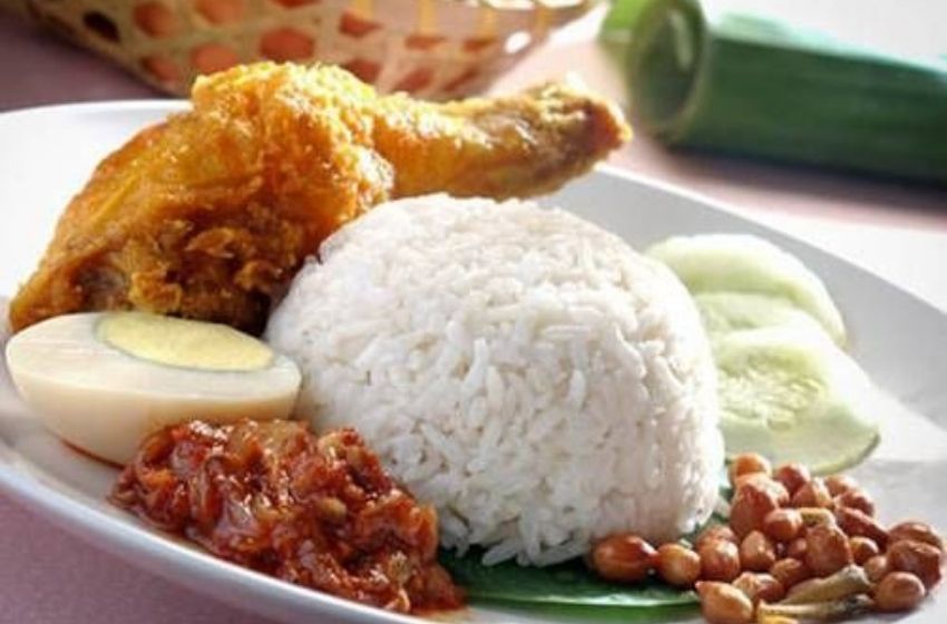 Nasi uduk betawi dengan ayam goreng, telur balado, dan emping