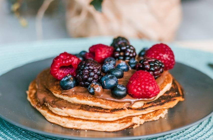 Pancake dengan topping buah-buahan