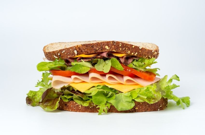 Sandwich dengan topping selada dan smoke beef