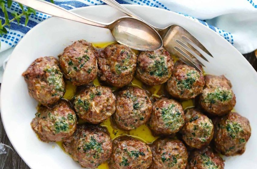 Bola-bola daging di atas meja
