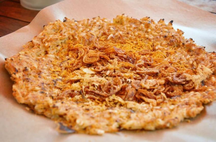 Kerak telor menggunakan telor bebek yang banyak dijual di PRJ di campur dengan taburan serundeng