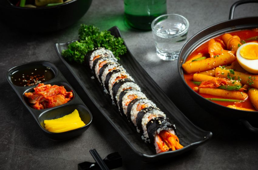 kimbab dan tteokbokki disajikan di meja makan