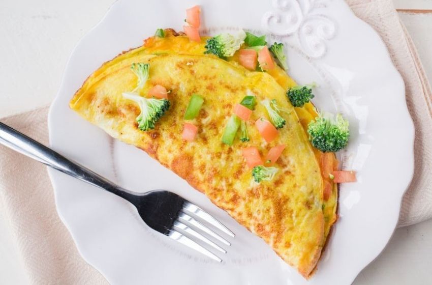 Omelet hotel dengan mencampurkan telur dan sayuran