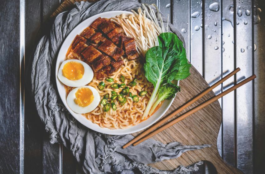 mie dengan beragam toping terenak